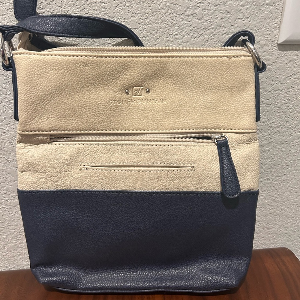 Stone Mountain Accessories Cream & Navy Colorblock Crossbody